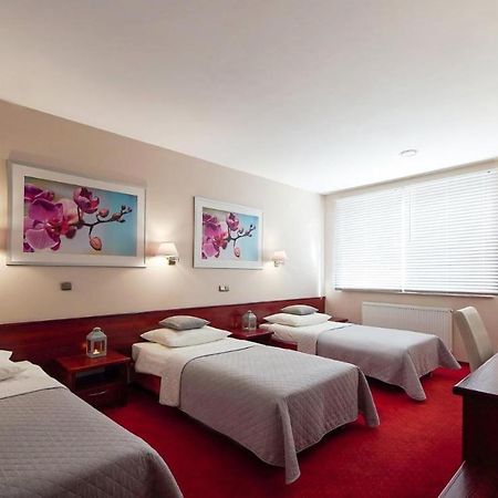 Hotel Sara Koło Екстериор снимка