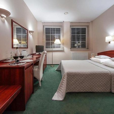 Hotel Sara Koło Екстериор снимка