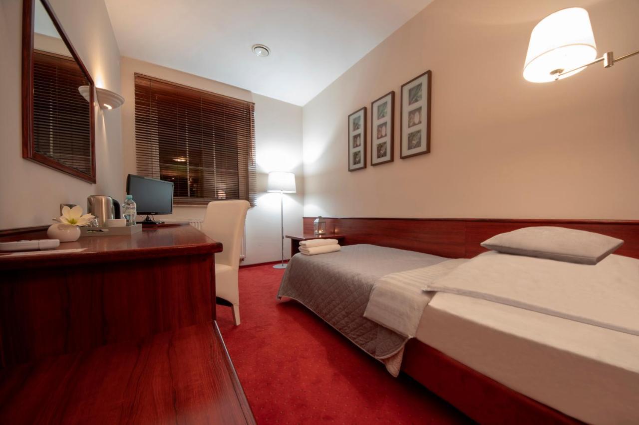 Hotel Sara Koło Екстериор снимка