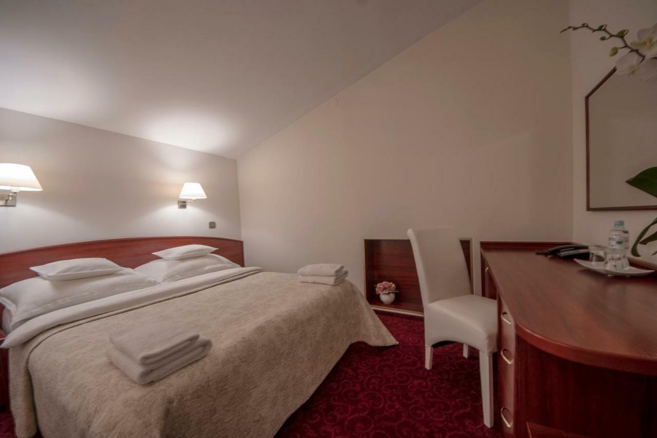 Hotel Sara Koło Екстериор снимка