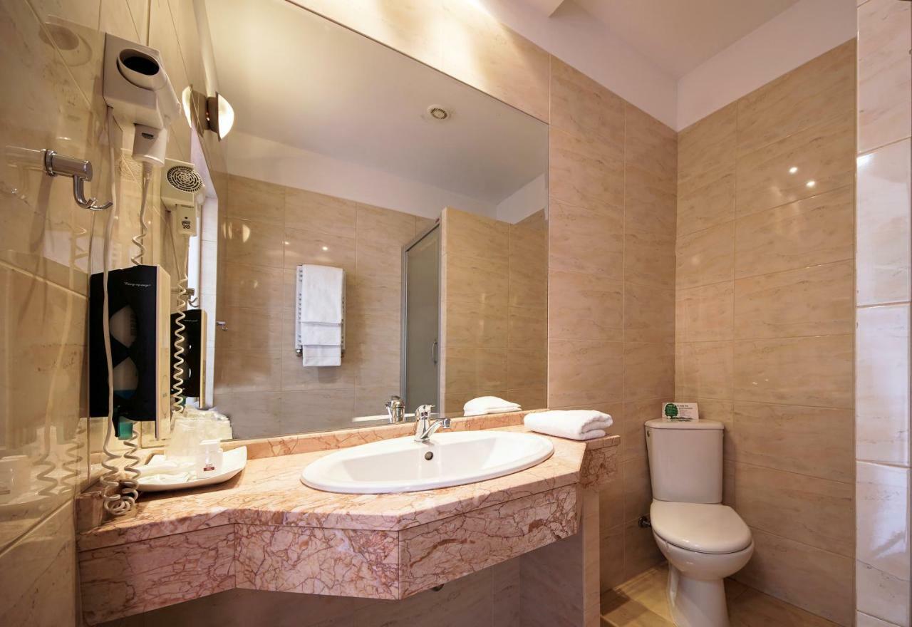 Hotel Sara Koło Екстериор снимка